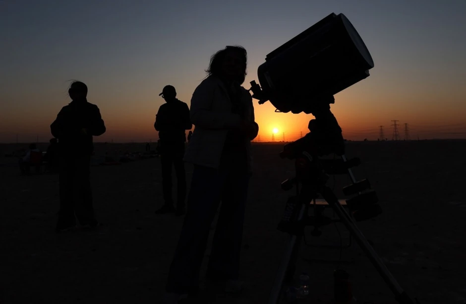 Ljudi posmatraju tzv paradu planeta u Dubaju 26. januara 2025.