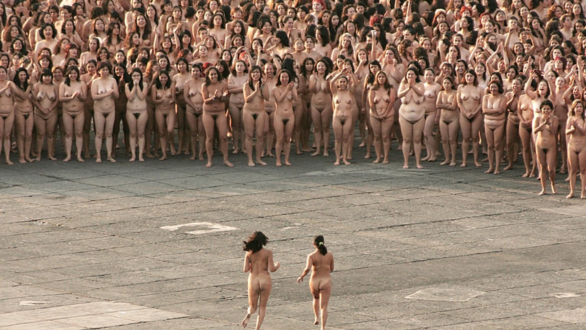 Spencer Tunick od prawie dwudziestu lat fotografuje nagich ludzi. Zrealizował już dziesiątki happeningów, rekord padł w Meksyku, gdzie na placu Zócalo paradowało jednocześnie 18 tysięcy nagusów.