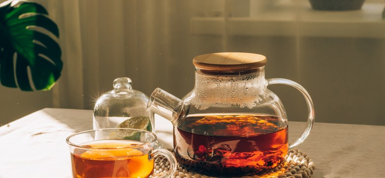 To się dzieje z organizmem, gdy rano pijesz czarną herbatę. Kiedy pić czarną herbatę?