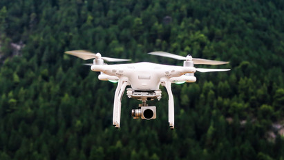 Rejtélyes drónt talált a szántóföldön egy román földműves: a hadsereg azonnal megvizsgálta