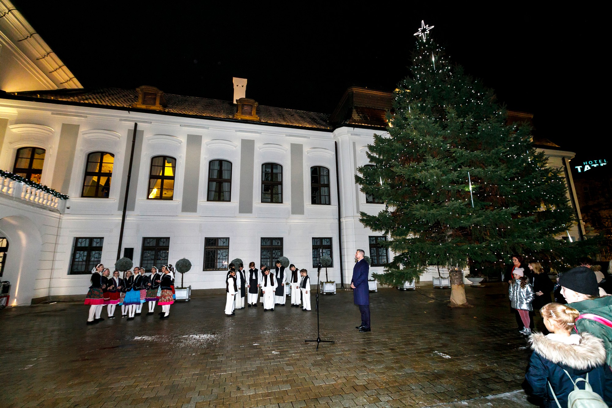 Na snímke prezident SR Peter Pellegrini (uprostred) počas rozsvietenia vianočného stromu na prednom nádvorí Prezidentského paláca v Bratislave 6. decembra 2024.
