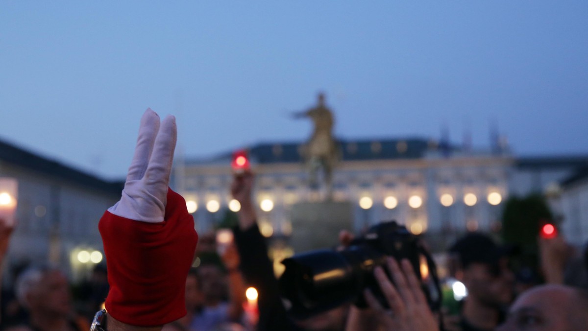 protestujący przed Pałacem Prezydenckim