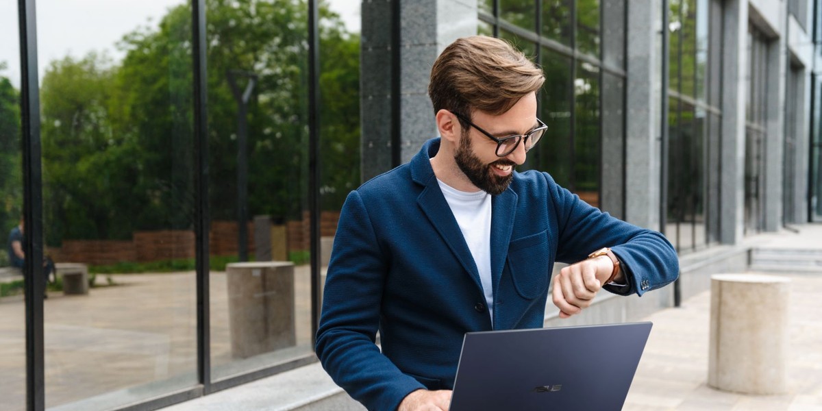 Zmienił się globalny sposób myślenia o tym, jak i gdzie wykonuje się pracę. Przekonaliśmy się, że dzięki technologii można pracować poza biurem nawet przez pięć dni w tygodniu. Fot. Materiał Partnera