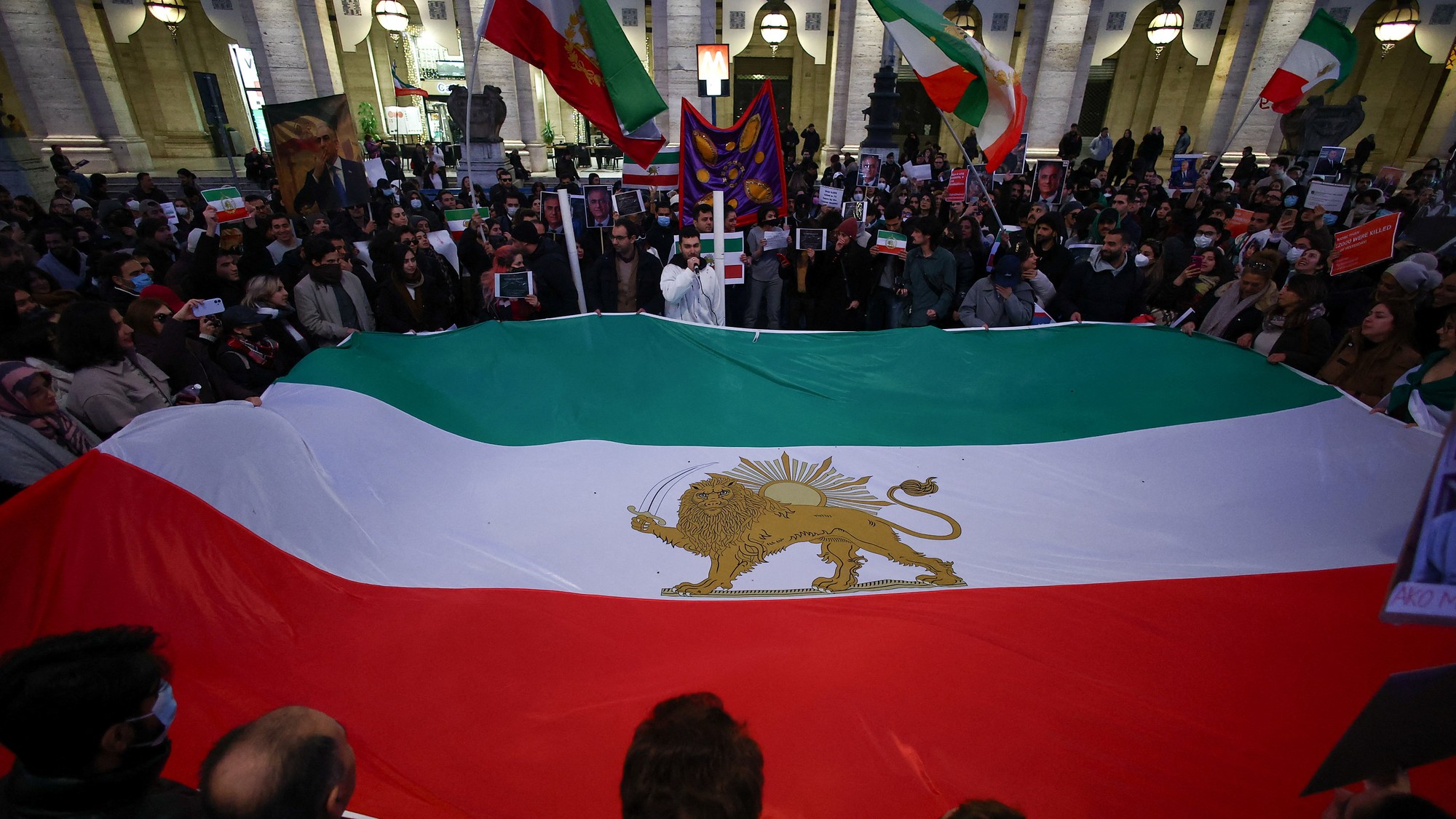 Ľudia v Ríme držia iránsku vlajku, ktorá nad krajinou viala pred islamskou revolúciou, počas zhromaždenia na podporu celoštátnych protestov v Iráne.