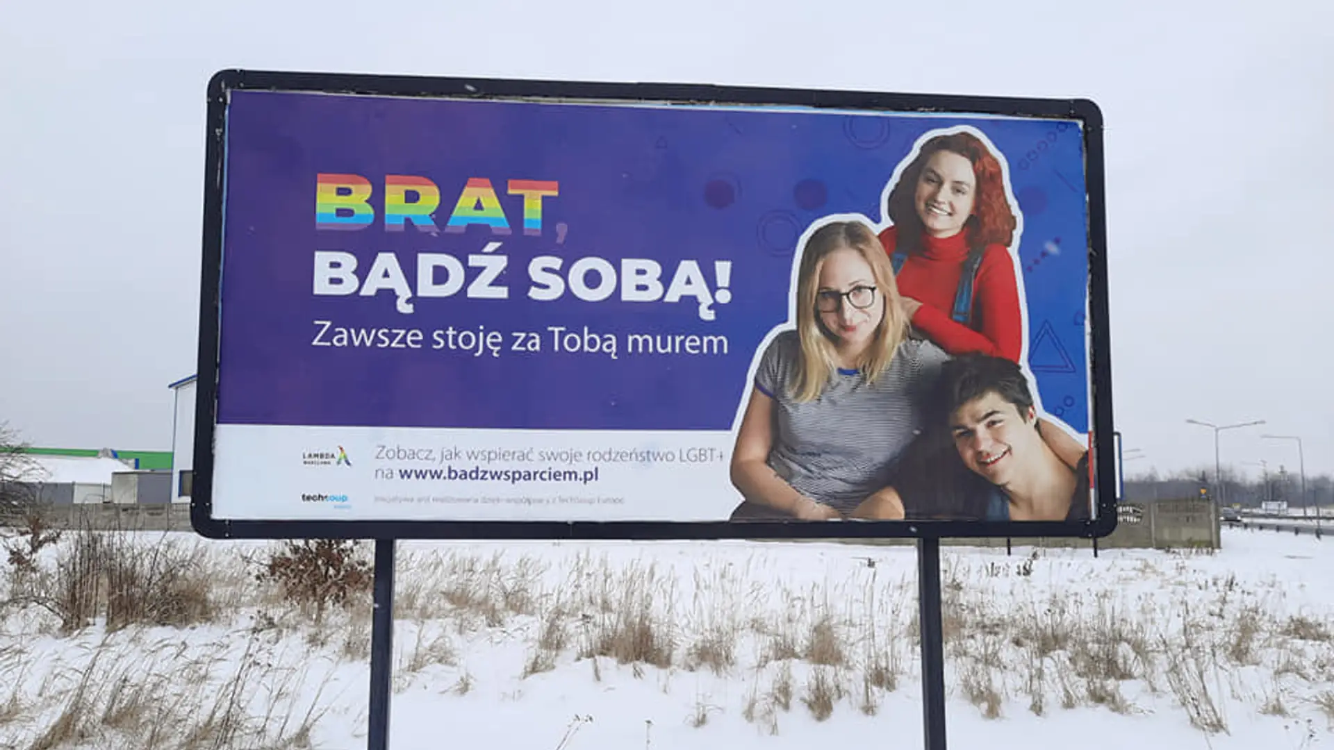 "Brat/Siostra, bądź sobą!" Tęczowe billboardy w Radomiu zwracają uwagę na homofobię w rodzinie