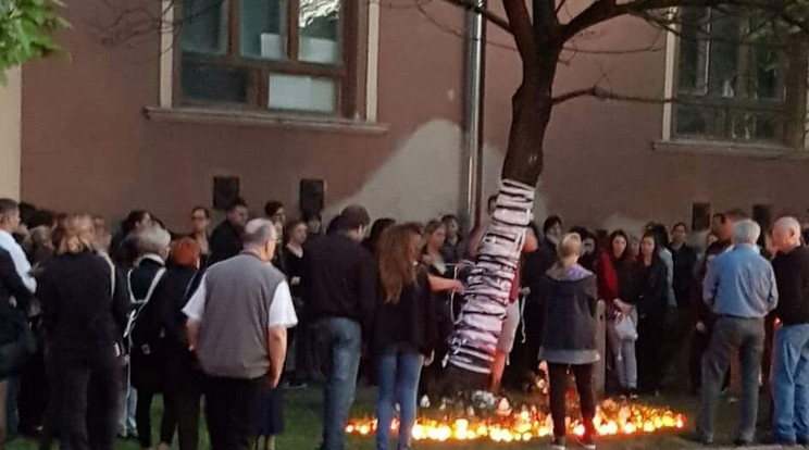 A temetés után a baleset helyszínén szalagokat kötöttek egy fára, majd mécseseket gyújtottak