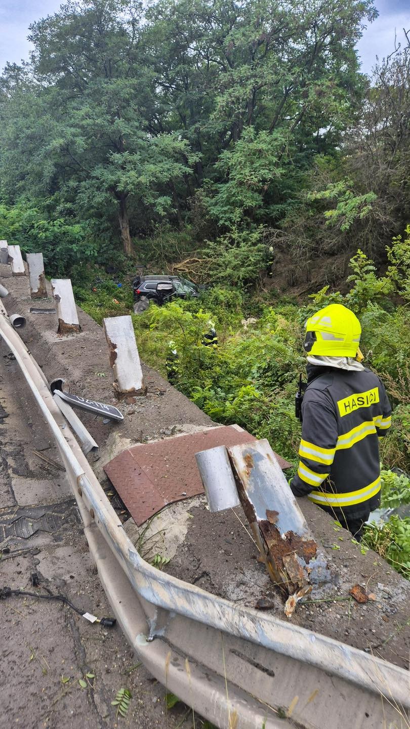 Na D2 prerazilo auto zvodidlá a spadlo do hĺbky približne 10 metrov.