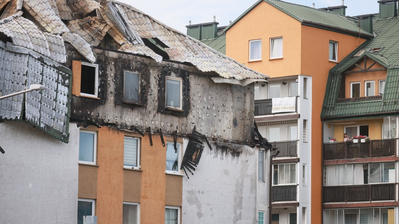 Chaos przed spalonym blokiem w Ząbkach. "Nie wiadomo, co się stało"