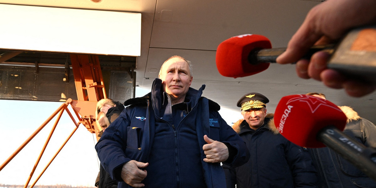 Władimir Putin po locie zmodernizowanym strategicznym lotniskowcem rakietowym Tu-160M ​​w Kazaniu, 22 lutego 2024 r.