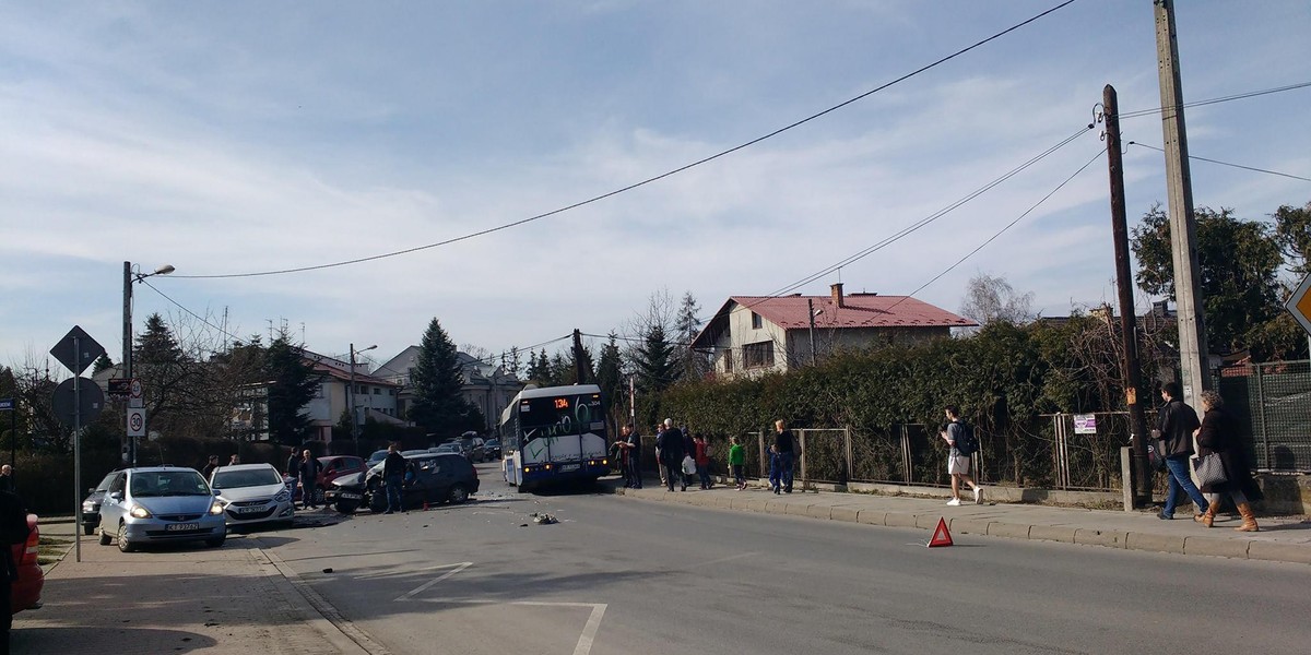 Kraków. Czołowe zderzenie autobusu z samochodem osobowym. Są ranni