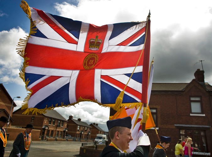 Co roku północnoirlanddzy  lojaliści urządzają marsze, które maja podkreślić ich przywiązanie do brytyjskiej korony. Obchody te są często żródłem konfliktów z miejscowymi katolikami