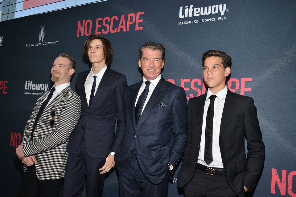 Pierce Brosnan z synami na premierze filmu "No Escape"
