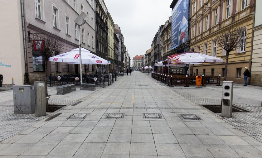 Katowice. Zepsute słupki na Mariackiej blokujące wjazd na ulicę