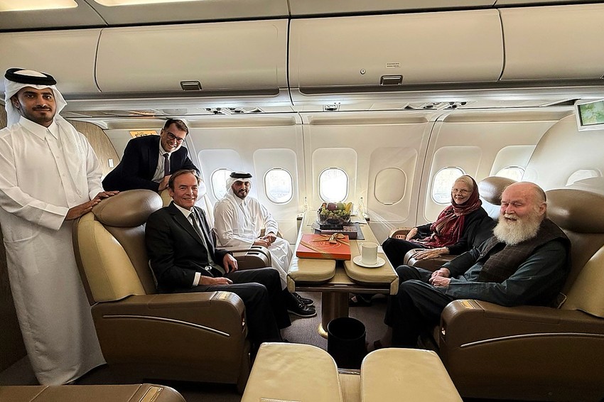 Piter i Barbi Rejnolds su avionom prebačeni u katarsku prestonicu