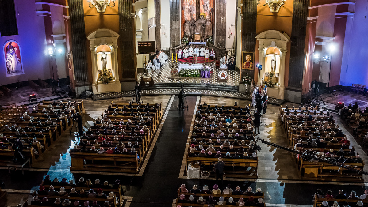 Uroczystą mszą świętą w Bazylice św. Wincentego a Pauli w Bydgoszczy uczczono przypadającą wczoraj 25. rocznicę rozpoczęcia nadawania programu przez Radio Maryja. Przewodniczył jej biskup bydgoski Jan Tyrawa.