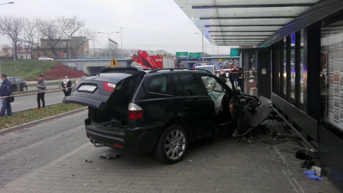 Kieleccy funkcjonariusze poszukują świadków wypadku, do jakiego w połowie listopada zeszłego roku doszło na jednym z przystanków przy ul. Grunwaldzkiej w Kielcach. Choć od tego tragicznego zdarzenia, w którym zginęła jedna osoba, a kilka zostało rannych, minęły ponad dwa miesiące, to policjantom wciąż nie udało się przesłuchać wszystkie osoby widoczne na nagraniu z monitoringu.