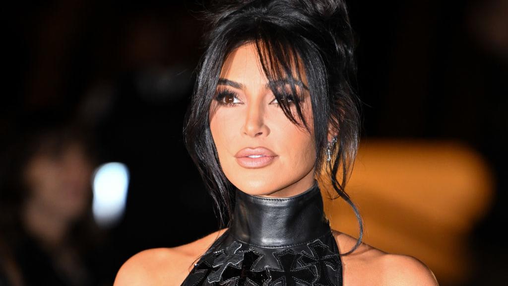Kim Kardashian meztelenruhája kizárólag kristályokból áll