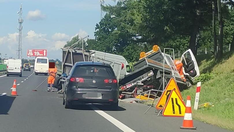 Osobówka uderzyła w samochód służby drogowej