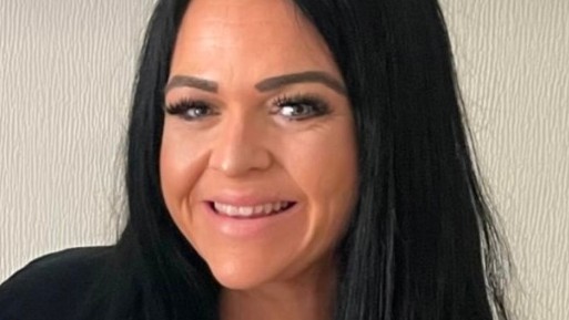 Emily bojuje v cudzine o život. 