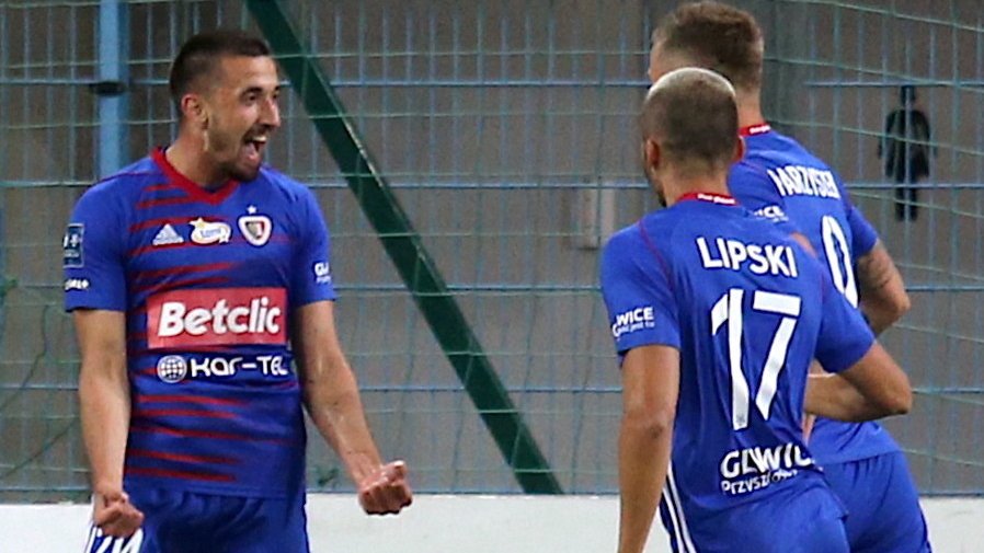 Piłkarz Piasta Gliwice Martin Konczkowski (L) cieszy się z gola podczas meczu 2. rundy eliminacyjnej Ligi Europy z austriackim TSV Hartberg