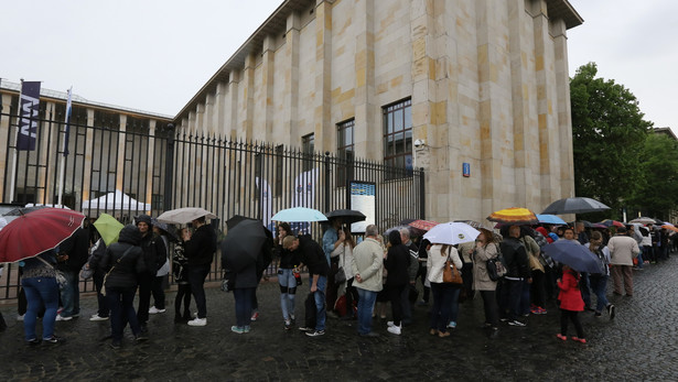 W Warszawie długie kolejki ustawiały się do Muzeum Narodowego. Placówka do dyspozycji zwiedzających oddała niemal każde swoje pomieszczenie, włączając w to archiwa oraz pracownie. Jednocześnie, przebywać w niej może kilkaset osób. Największą popularnością cieszył się odzyskany obraz "Schody Pałacowe" Francesco Guardiego oraz wystawa „Średniowieczny kalejdoskop barw” w Galerii Sztuki Średniowiecznej. Według wstępnych wyliczeń, te dzieła podziwiało dziś łącznie już około 7 tysięcy osób. Wielu chętnych zwiedzało znajdujący się przy ulicy Zielnej, w samym sercu Warszawy, budynkiem PASTy. Powstał on w 1908 roku jako wówczas najwyższy w całym Imperium Rosyjskim. Nazwę zawdzięcza Polskiej Akcyjnej Spółce Telefonicznej, która przed wojną miała w nim swoją siedzibę. Podczas Powstania Warszawskiego toczyły się o niego zacięte walki.