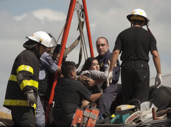W wagonach wciąż są uwięzieni żywi ludzie. Na miejscu pracują ekipy strażaków, próbując uwolnić pasażerów