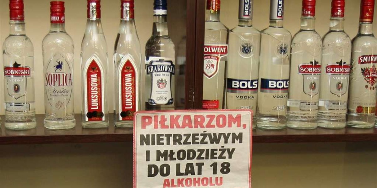 Piłkarze nie kupią wódki!