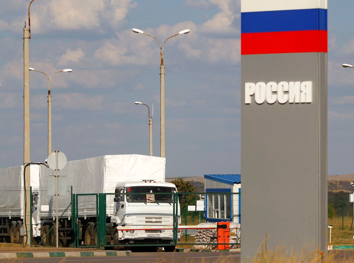 Biały konwój przekracza granicę