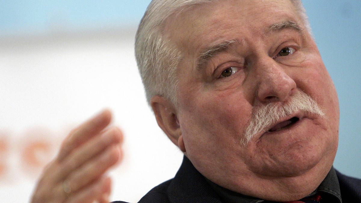 Lech Wałęsa ostro krytykuje IPN i autorów książki o osaczaniu ks. Jerzego Popiełuszki, w której napisano, iż ks. Henryk Jankowski był kontaktem operacyjnym SB. Jak jednak powiedział, samej książki nie przeczytał, bo "śmierdzi na kilometr".