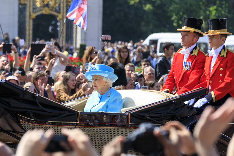 Królowa Elżbieta II podczas parady wojskowej w czerwcu 2018 r.