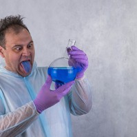 Metilénkék: ez lehet a megoldás az alkohol okozta betegségek gyógyítására!