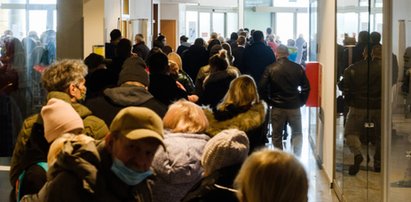 Stoją godzinami w gigantycznej kolejce.  "W tych czasach dobrze mieć aktualny paszport"