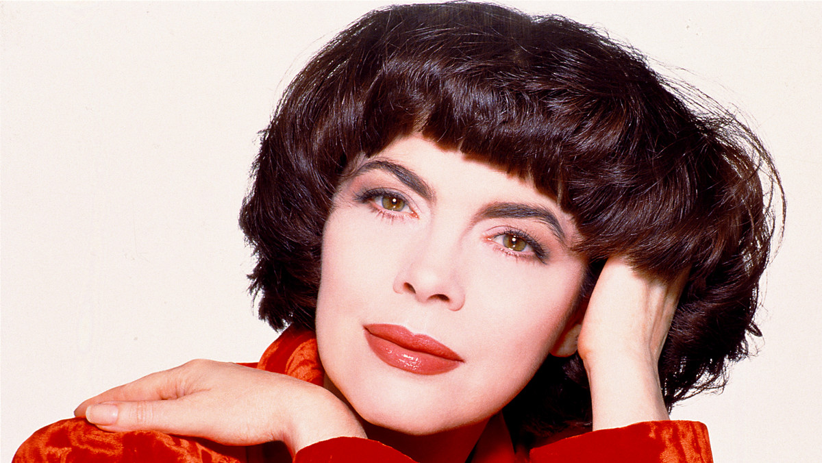 Mireille Mathieu znana jest ze swojej dyskrecji. Przez ponad 50 lat jej kariery nic nie wiadomo było o jej życiu uczuciowym. Na pytania o intymne życie zawsze odpowiadała wymijająco. Czyżby chwila nieuwagi w końcu pozwoliła medium odsłonić rąbka tajemnicy?