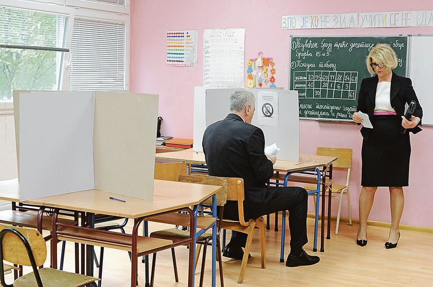 "Zlo je ko ne zna, a učiti se ne da": Predsednički par Nikolić vratio se u školske klupe da bi obavio građansku dužnost