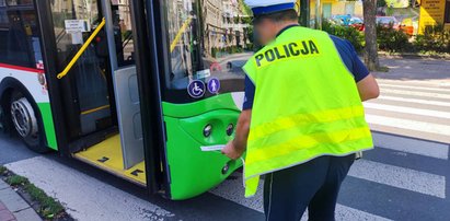 Dramat w Lublinie. Bezdomny wepchnięty przez nastolatków pod autobus