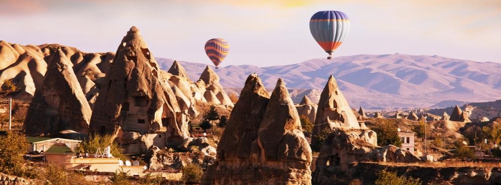 Turcja – chociaż od kilku lat jest jednym z najchętniej odwiedzanych krajów na świecie, to niezmiennie warto ją odwiedzić. Turcja jest na tyle różnorodna, że każdym razem można odkryć coś nowego.