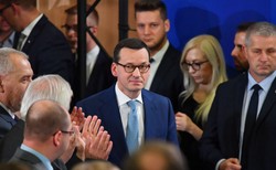 45 proc. pozytywnie ocenia pracę premiera. To jednak gorszy wynik niż miesiąc temu [SONDAŻ]
