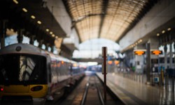 W austriackich Alpach wykoleił się pociąg. Jeden z wagonów wpadł do rzeki