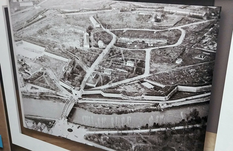 Avio snimak Jovana Ilića na kojem se vidi razrušen bedem nakon eksplozije