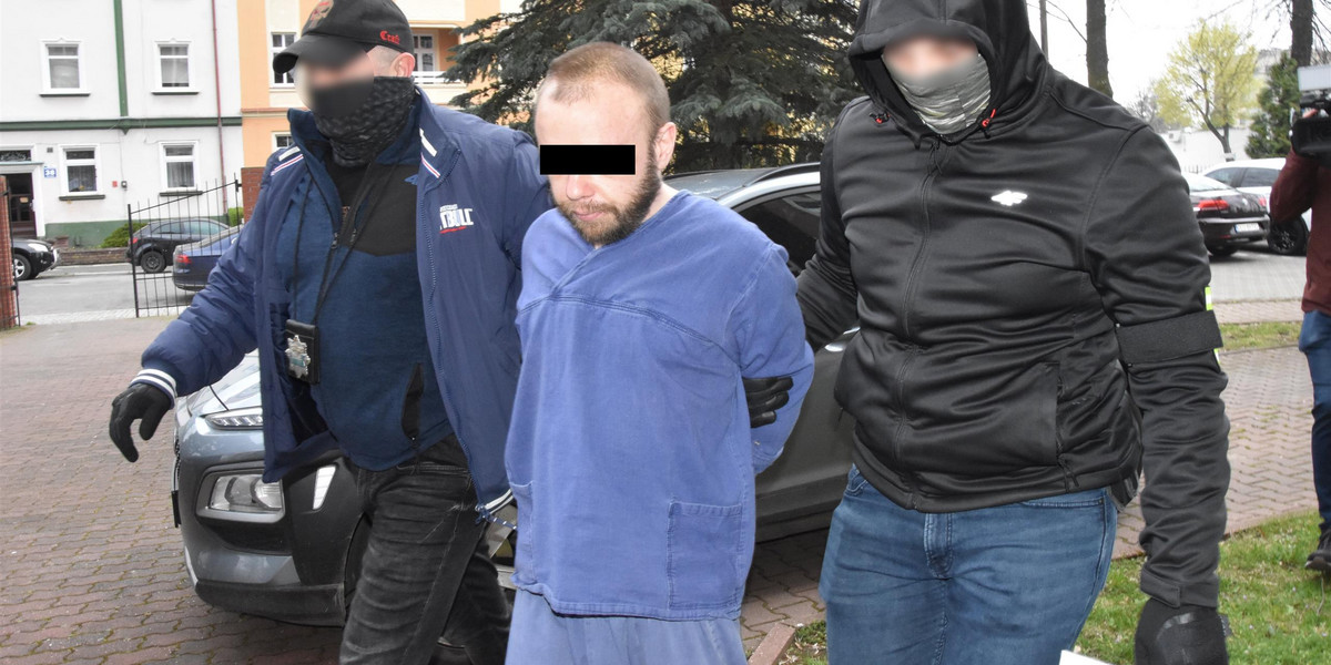 36-letni Wiktor R. prowadzony do prokuratury na przesłuchanie. 