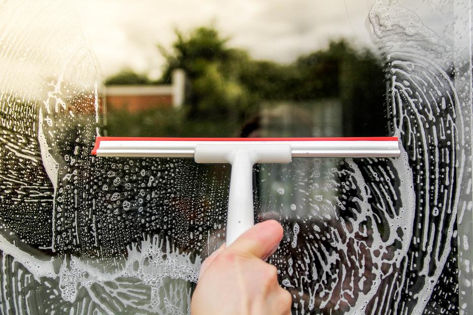 Az ablakpucolás fillérekből is megoldható, utánajártunk hogyan! Fotó: Getty Images