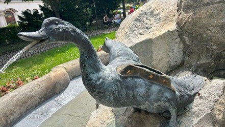 Poškodená Kačacia fontána na Šafárikovom námestí v Bratislave