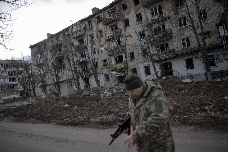 Ukraiński żołnierz w zniszczonym mieście w obwodzie zaporoskim, grudzień 2023 r.