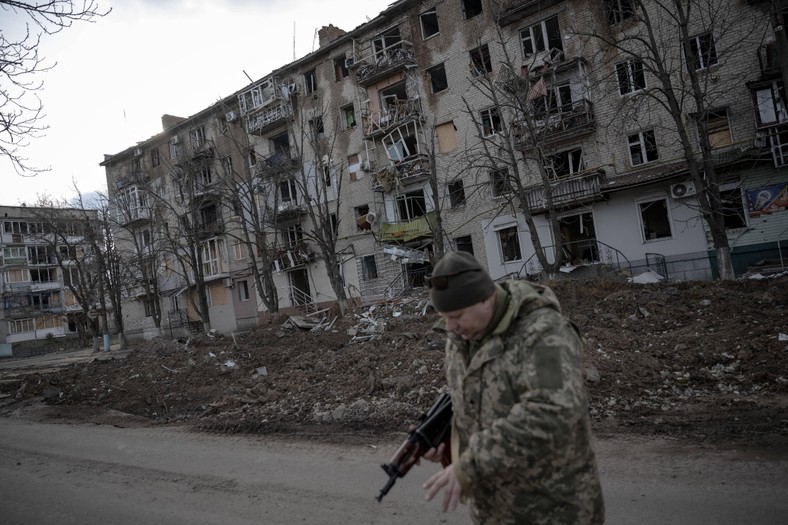 Un soldado ucraniano en una ciudad destruida en la región de Zaporizhya, diciembre de 2023.