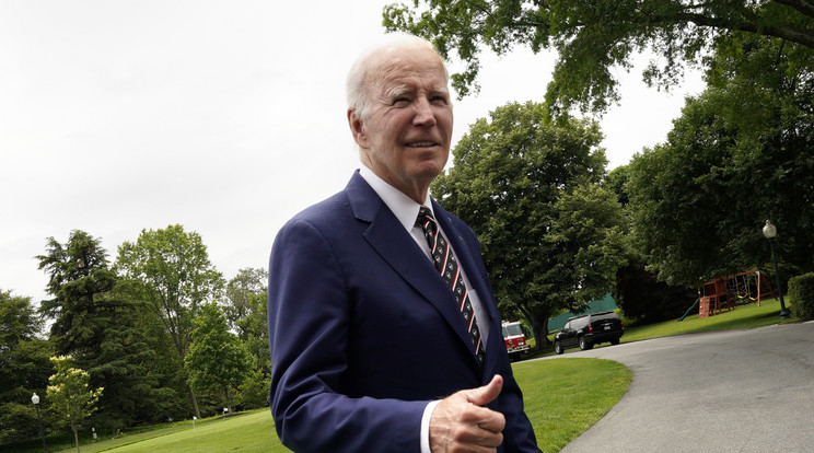 Joe Biden egy diplomaosztó ünnepségen esett el a színpadon. A Fehér Ház szerint jól van / Fotó: Northfoto