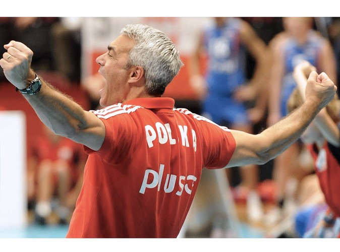 Polski trener Andrea Anastasi cieszy się ze zwycięstwa