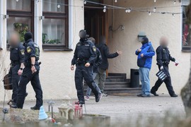 Otac od ranog jutra napao ćerke i urlao zbog gluposti, a onda je KRENUO DA PESNIČI MARIJANU (20), mlađa devojčica dohvatila nož i UBILA GA NA LICU MESTA