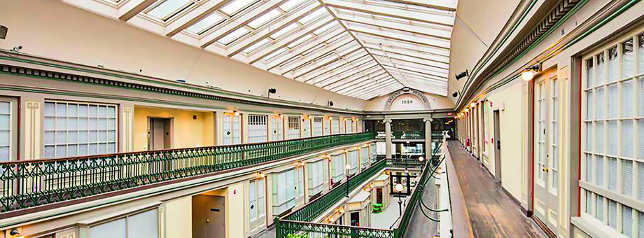 W powstałym w 1828 roku Arcade Providence kiedyś tętnił handel. Dziś budynki to przykład jednej z najlepszych w USA adaptacji przestrzeni sklepowej na mieszkalną.