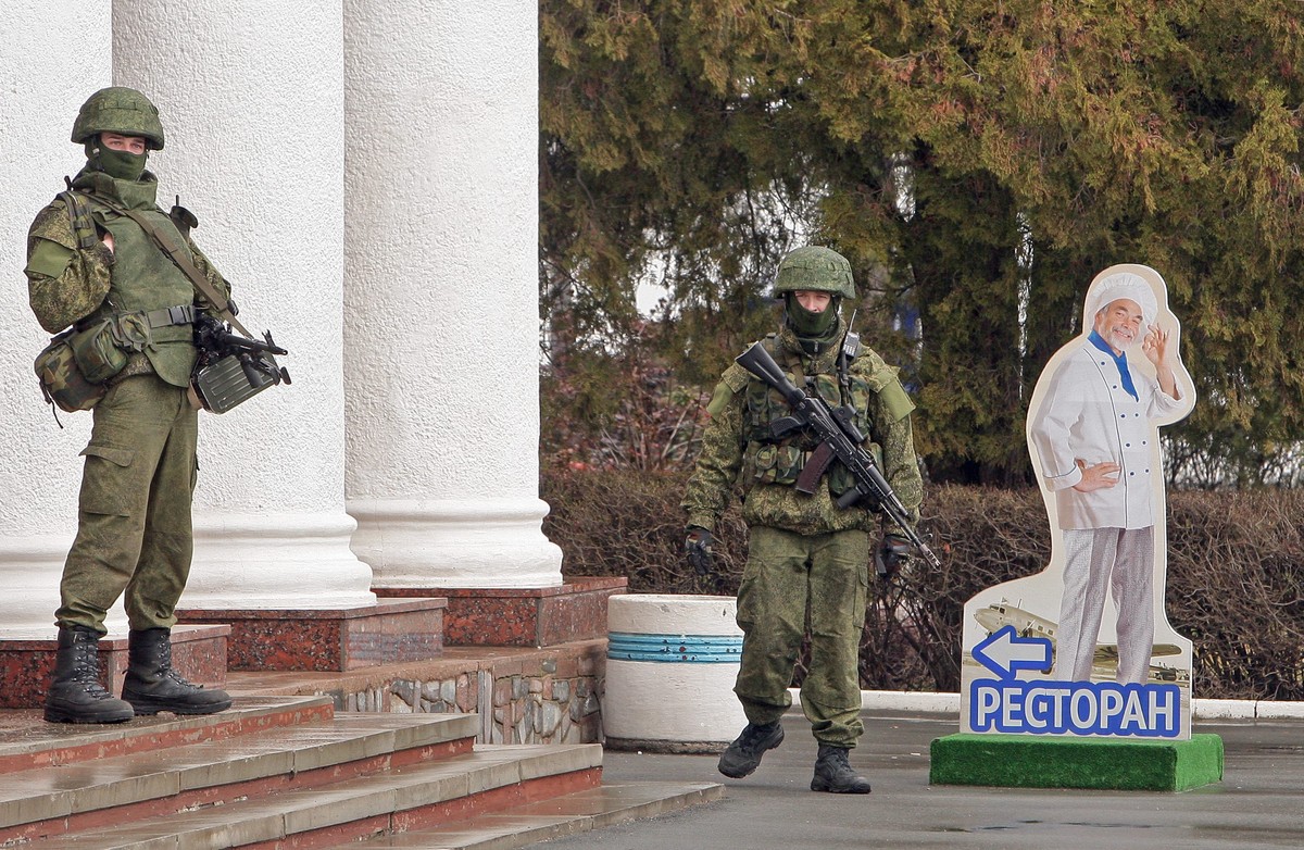 Żołnierze przy lotnisku w Symferopolu
