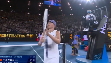 Igi Świątek problemy ze spódniczką - to co zrobiła uchwyciły kamery. Zeszła z kortu i wróciła odmieniona